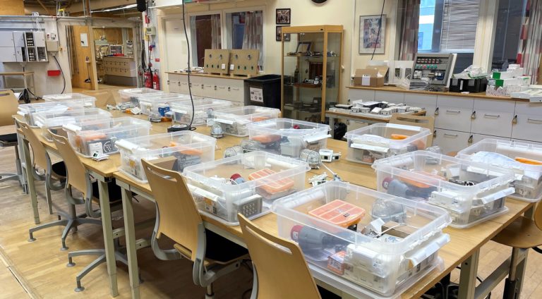 Plastbackar med material till yrkesproven